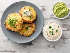 לביבות ירק עם שמנת חמוצה ואבוקדו 