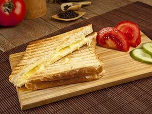 טוסט עם גבינה צהובה וירקות