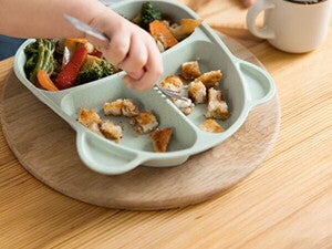 פעוט אוכל ארוחת צהריים מצלחת מחולקת