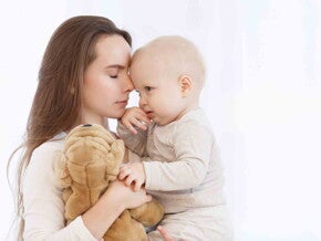 תינוק בוכה על ידיים של אמא 