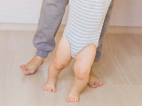 תינוק צועד ואימו מאחוריו