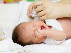 תינוק לבוש בבגד