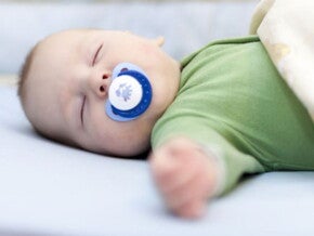 תינוק ישן עם מוצץ