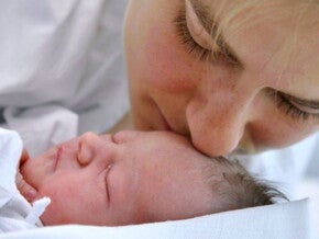 אמא מחבקת את תינוקה