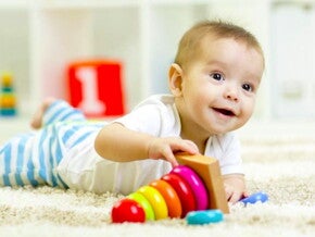 תינוק שוכב על גחונו ומשחק