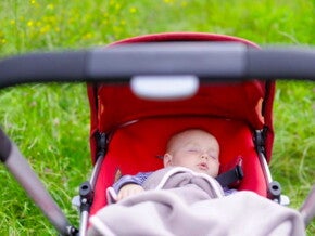 תינוק ישן בעגלה