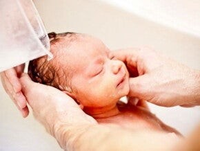 תינוק באמבטיה