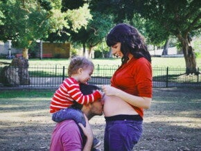 אמא ותינוק יושבים על הדשא