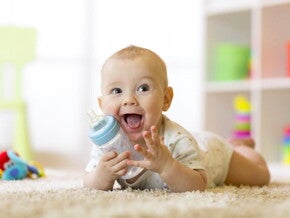 פעוט מחזיק בקבוק בידו