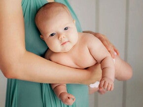 תינ וק מוחזק על ידי אחד מהוריו