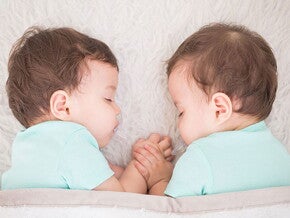 תאומים ישנים זה לצד זה