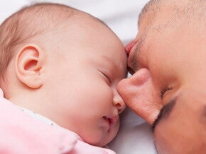 תקריב של אבא ותינוק זה לצד זה