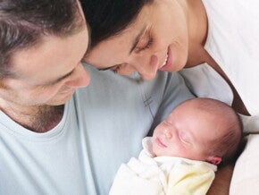 הורים עם רך נולד בידיים