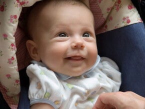 מושב בטיחות לתינוק - תינוק יושב בתוך כסא בטיחות