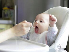 תינוק אוכל ארוחת ערב