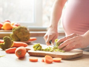 הריונית חותכת סלט - תזונה בהריון