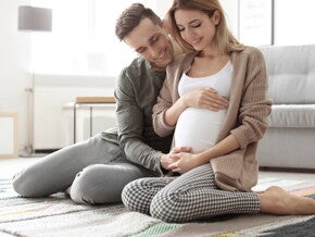 הבעל נוגע בבטן אשתו ההריונית