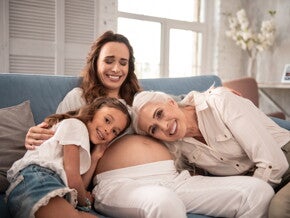 סבתא וילדה שמות ראשן על בטן הריונית