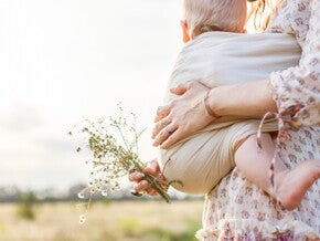 תינוק במנשא