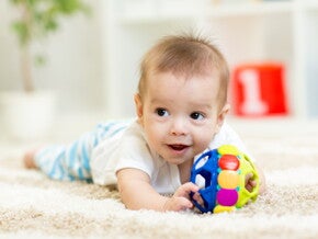 תינוק שוכב על הבטן