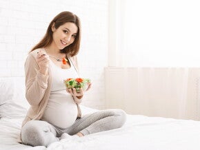 הריונית אוכלת סלט