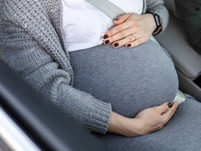 הריונית ברכב