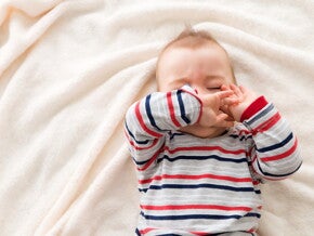 תינוק עייף משפשף עיניים