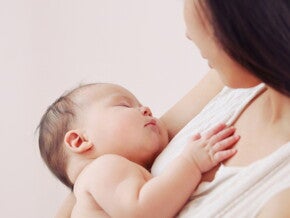 תינוק ישן על חזה אימו