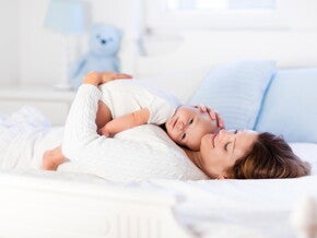 אמ ותינוקה מחובקים על המיטה