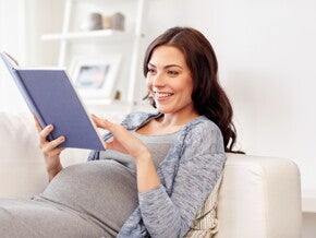 הריונית קוראת ספר