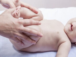 אם מקלה על בנה