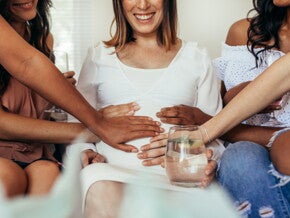 הריונית עם חברות