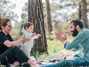אבא ואמא מטיילים עם תינוקם בטבע