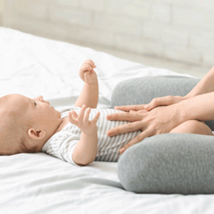 אמא מעסה את הבן של תינוקה