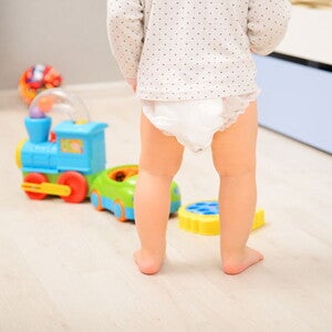 פעוט עם חיתול בחדרו