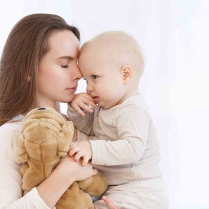 תינוק בוכה על ידיים של אמא 