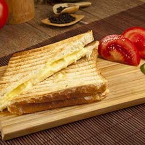 טוסט עם גבינה צהובה וירקות