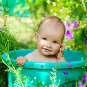 תינוקת בתוך גיגית בטבע