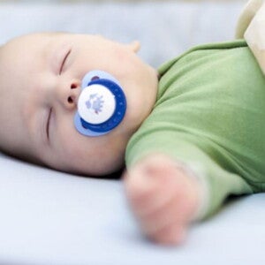 תינוק ישן עם מוצץ