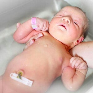 תינוק באמבטיה עם גדם בטבורו