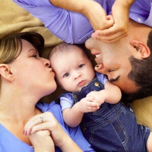 אמא ואבא מנשקים את תינוקם