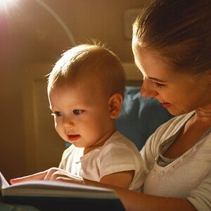 אמא מקריאה סיפור לתינוק