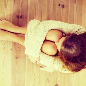 אישה יושבת על הרצפה