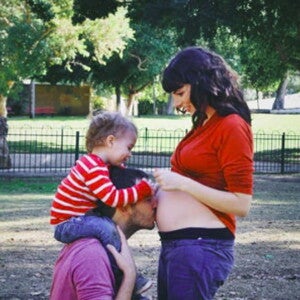 אמא ותינוק יושבים על הדשא