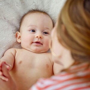 תינוק מתבונן על אימו