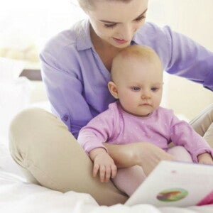 אמא מקריאה סיפור לתינוקת קטנה