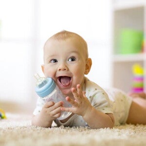 פעוט מחזיק בקבוק בידו