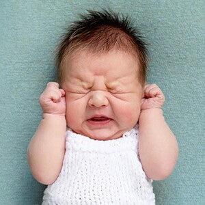 תינוק סובל מקוליק