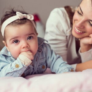 אמא מחייכת לתינוקת שלה