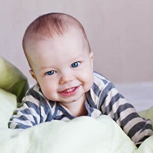 תינוק צוחק בן 6 חודשים